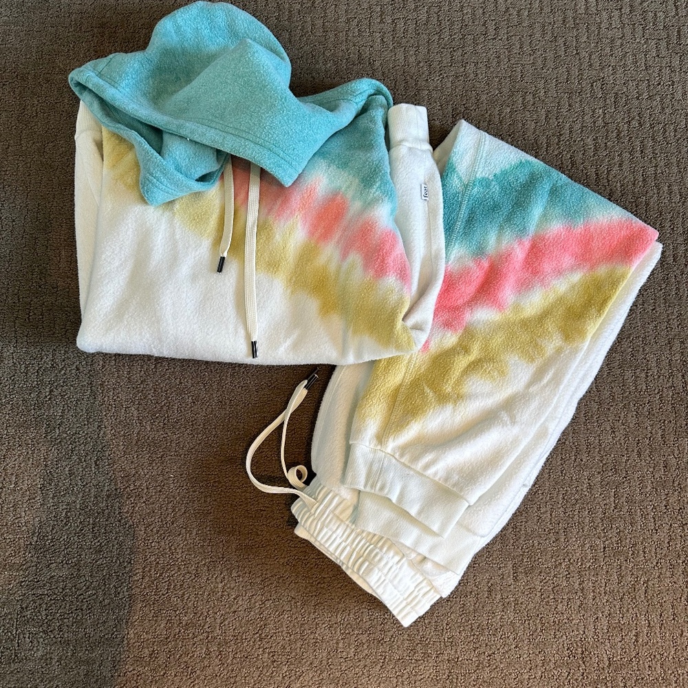Feat Hoodie & Joggers Kristin Cavelleri